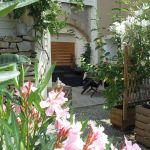 La cave &agrave; Julie et sa terrasse ombrag&eacute;e 