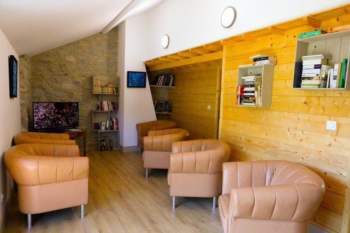 Salle commune avec cheminée du Grand Gîte
